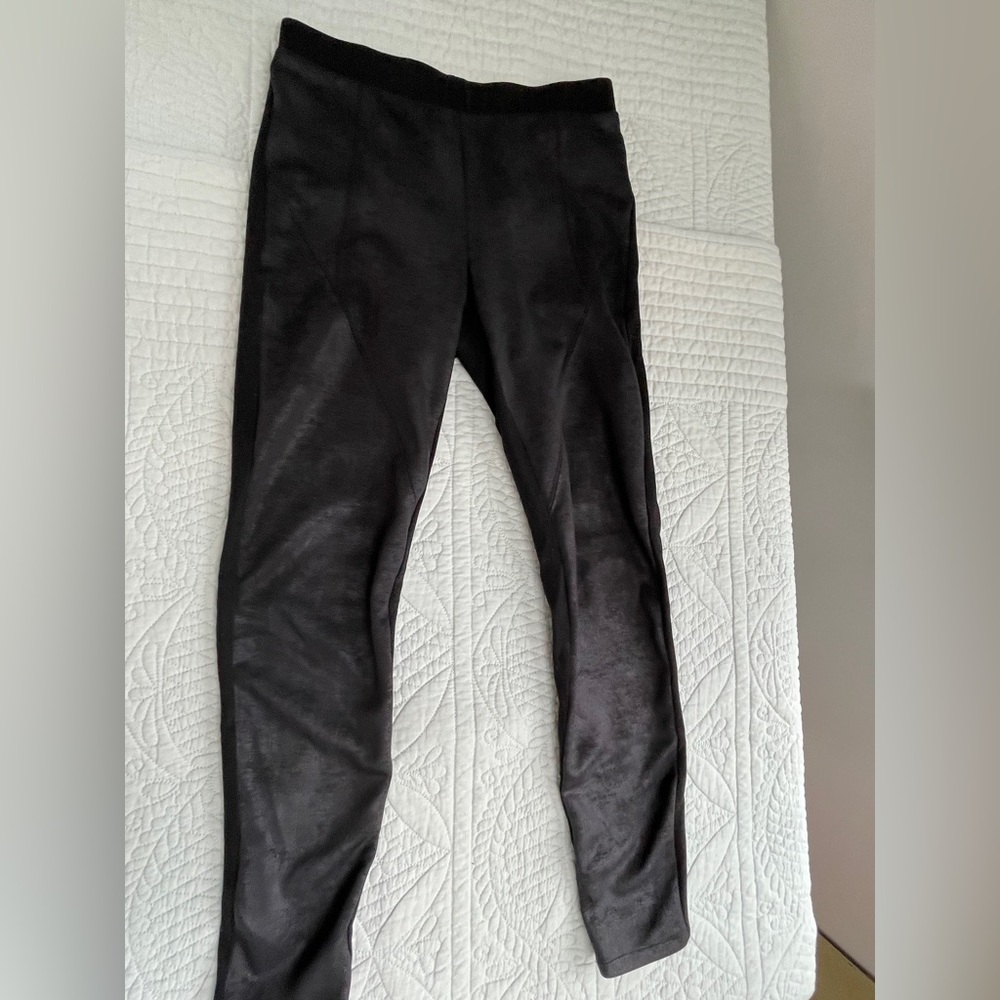 Black two toned leggings. Reinforced elastic waist